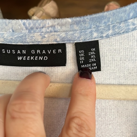 SUSAN GRAVER Weekend Blue/White Scoop Neck Snakeskin Tunic Top, Size 1X, GUC. - Picture 2 of 6